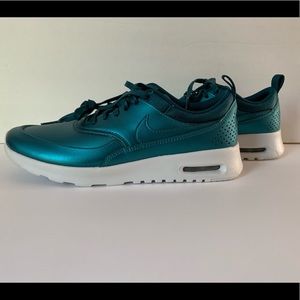 Nike Shoes - Nike women’s AirMax sneaker Nike Shoes - Nike women’s AirMax sneaker
